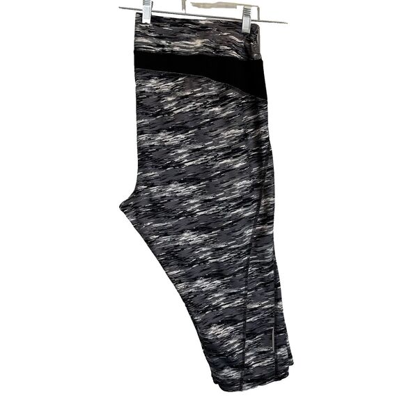 TEK GEAR Women's 2X (39x20) DRYTEK High-Waisted Capri Leggings, Gray/Black/White - Picture 13 of 16